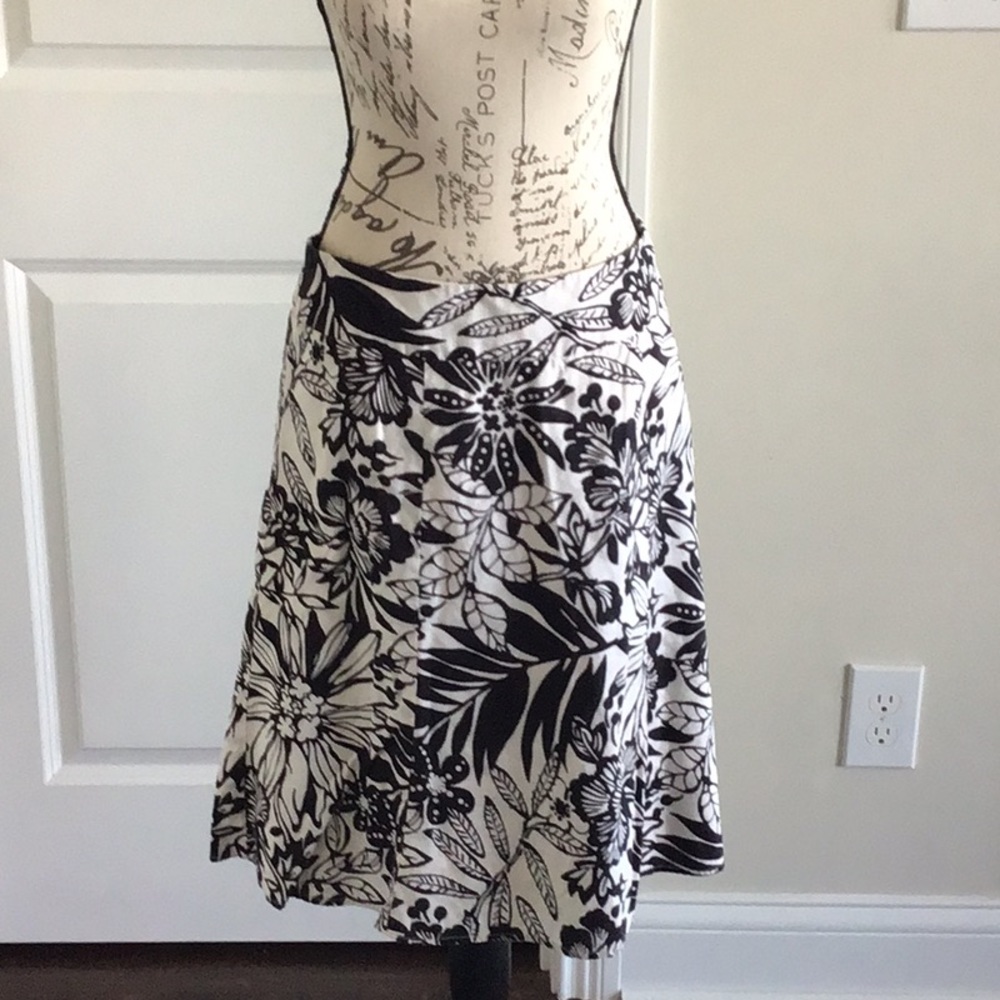 Gap classic A line white with black floral design. Lined with Side zipper. Sz 8